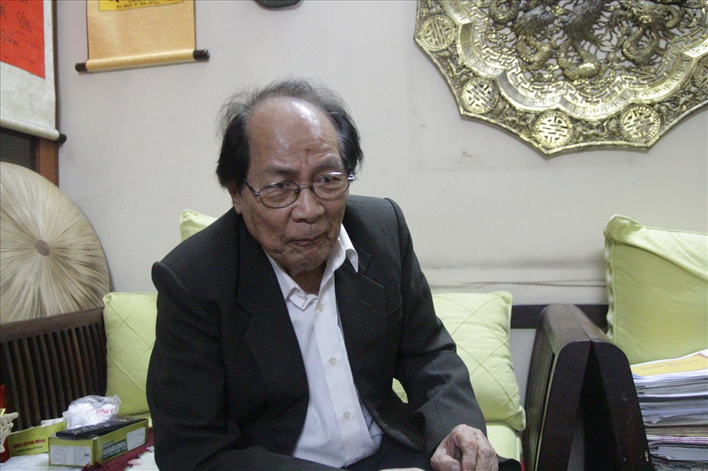Giáo sư Hoàng Chương cho rằng không nên bỏ đốt vàng mã nhưng nên hạn chế. Ảnh: Ngô Phong