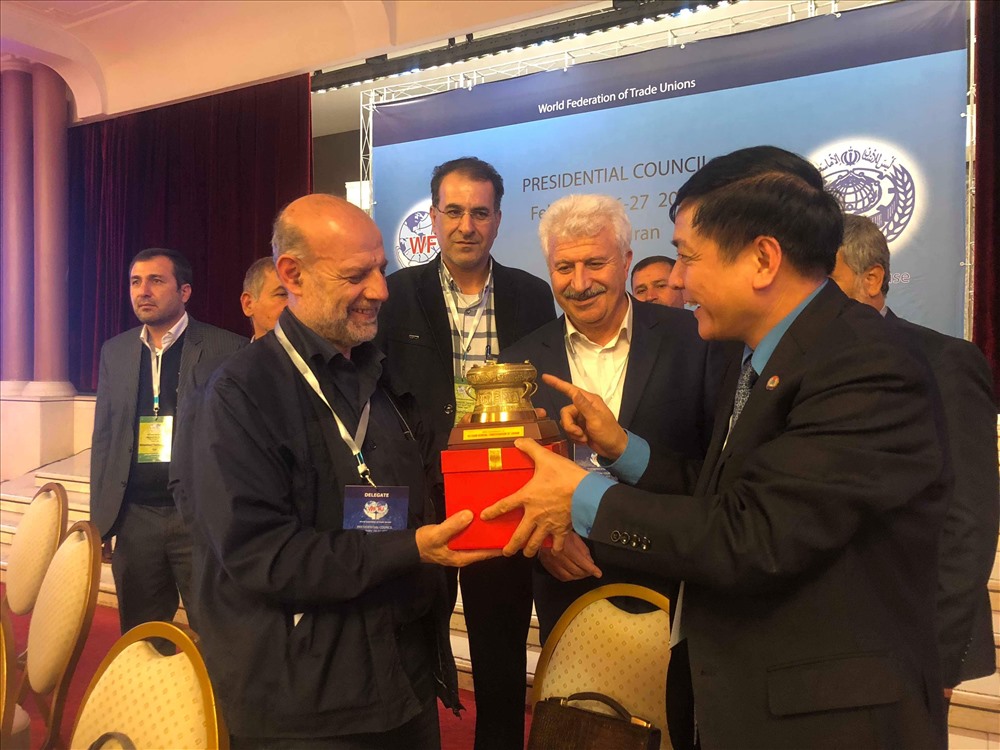 Đồng chí Bùi Văn Cường tặng quà lưu niệm cho đồng chí Đồng chí Alireza Mahjoub - Phó Chủ tịch WFTU, Tổng Thư ký Trung tâm Những người lao động Iran (IWH)