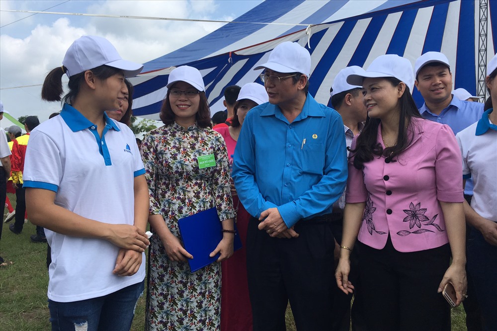 Phó Chủ tịch Thường trực Tổng LĐLĐVN Trần Thanh Hải và lãnh đạo LĐLĐ tỉnh Hưng Yên động viên đoàn viên, người lao động nhân dịp Tháng Công nhân năm 2017. Ảnh: H.N