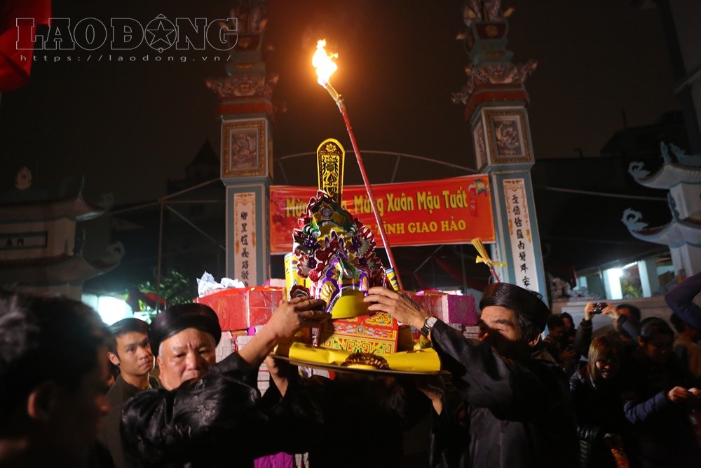 8h30, sau khi hoàn thành phần lễ, các vị cao niên trong làng, rước áo, mũ quan
