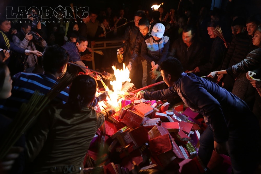 Hàng trăm người túm tụm xin lửa.