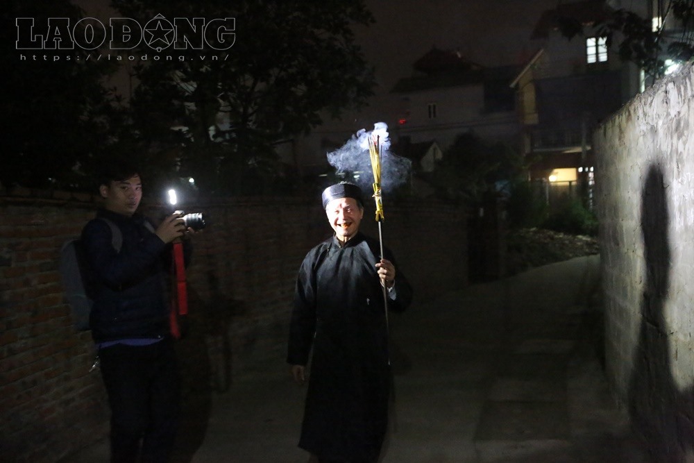 Người dân mang “đỏ” về nhà.