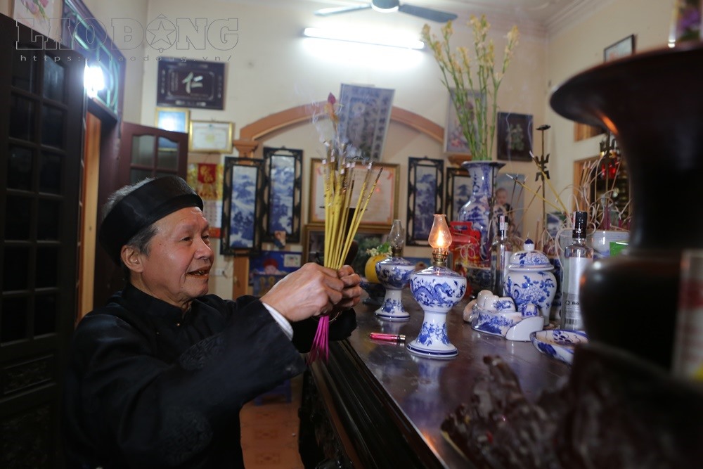 Và dâng lên ban thờ nhà mình.
