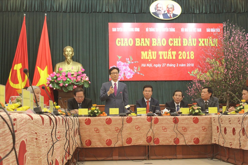 Phó Thủ tướng Chính phủ Vũ Đức Đam trao đổi một số vấn đề về báo chí tại chương trình giao ban đầu xuân. Ảnh Trần Vương