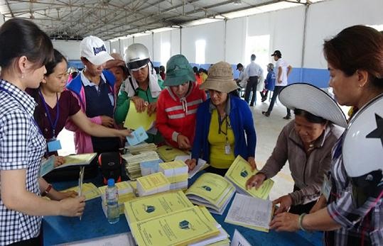 Tuyên truyền về các chính sách bảo hiểm mới áp dụng từ năm 2018 cho CNLĐ tại các khu công nghiệp ở Phú Yên (ảnh: BHXH Phú Yên)