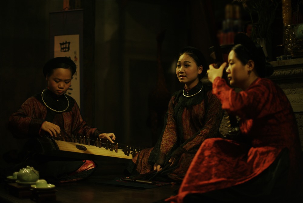 Ca nương Thùy Chi mới 20 tuổi và hai nghệ nhân đàn đáy, đàn tranh.