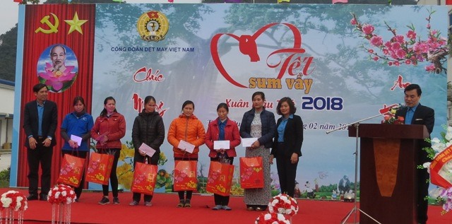 Các Phó Chủ tịch CĐ Dệt May VN Bùi Quang Chiến và Phạm Thị Thanh Tâm trao quà cho đoàn viên, người lao động tại Tết Sum vầy Mậu Tuất 2018. Ảnh: Xuân Trường