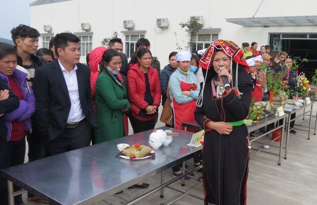 Đoàn viên, NLĐ Nhà máy May Tuyên Quang thi “Vui gói bánh chưng - Tưng bừng ngày tết“. Ảnh: Xuân Trường