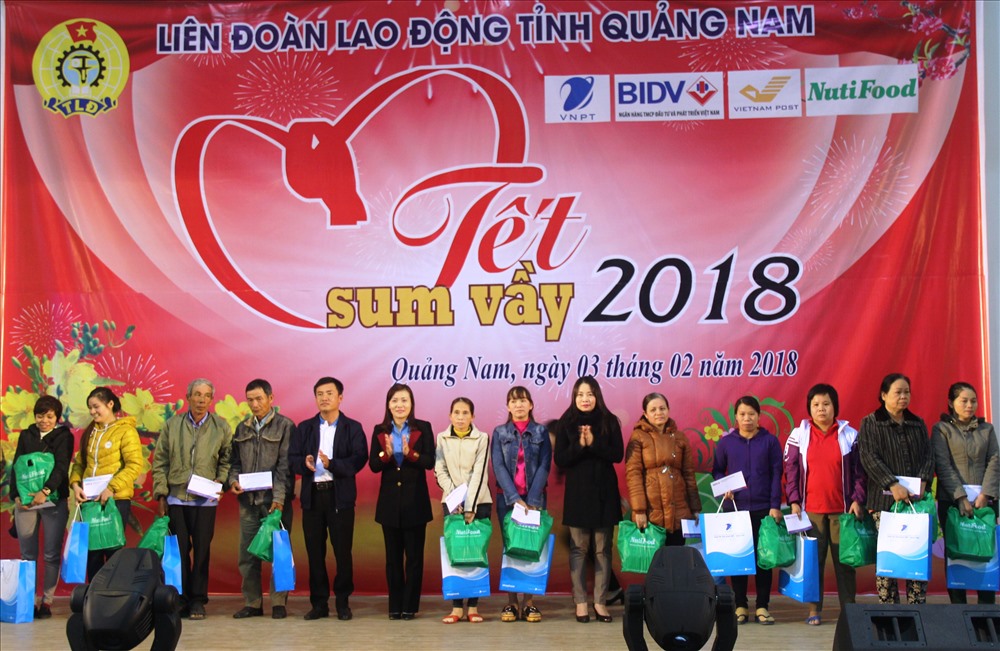 Mỗi phần quà gồm 500 nghìn đồng tiền mặt và quà là hiện vật khoảng 300 nghìn đồng. Ảnh: LP