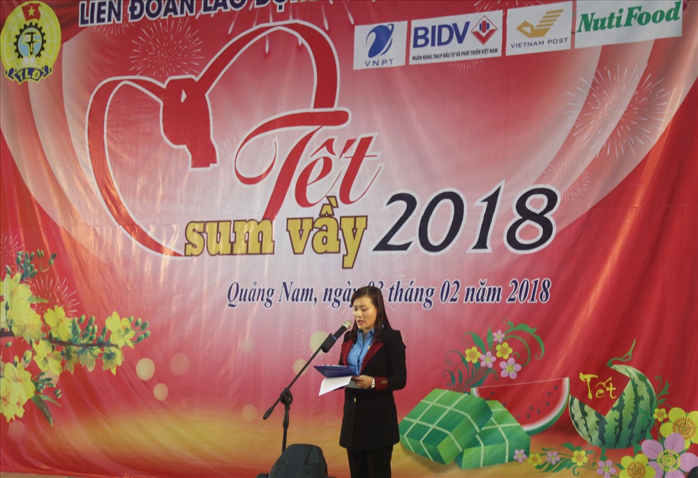 Bà Nguyễn Thị Ngọc Ánh - Phó Chủ tịch LĐLĐ tỉnh Quảng Nam gửi lời chúc tết đến toàn thể CNLĐ trên toàn tỉnh. Ảnh: LP