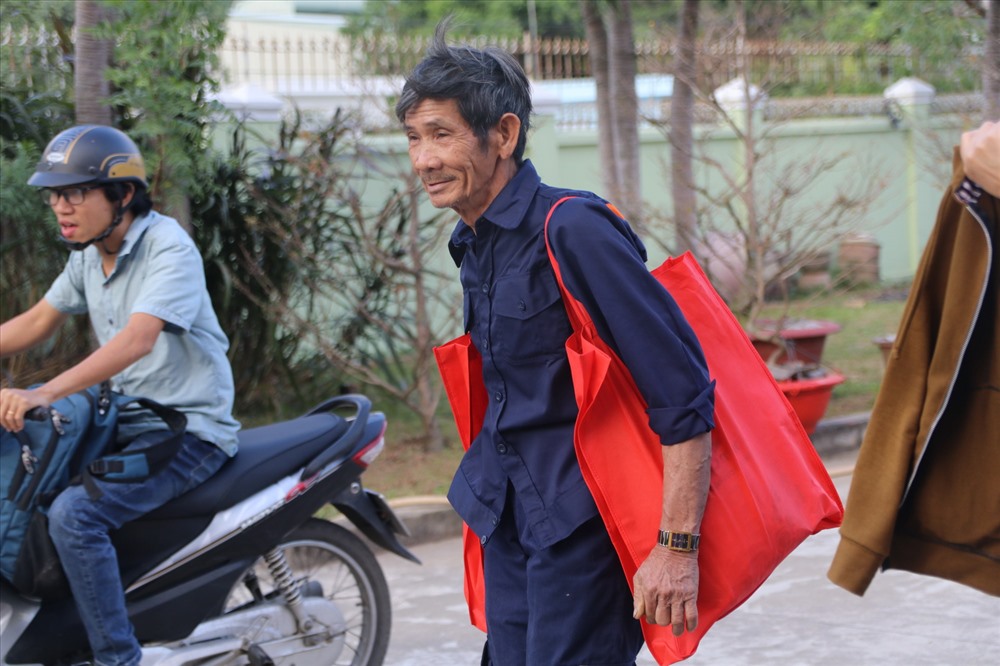 Ông Ngũ Văn Chính, công nhân công ty Hy Viễn ( Diên Khánh, Khánh Hòa) vui mừng lần đầu nhận phần quà tết “lớn” góp thêm cái tết vốn khó khăn của gia đình ông trng năm mới. Ảnh: P.L