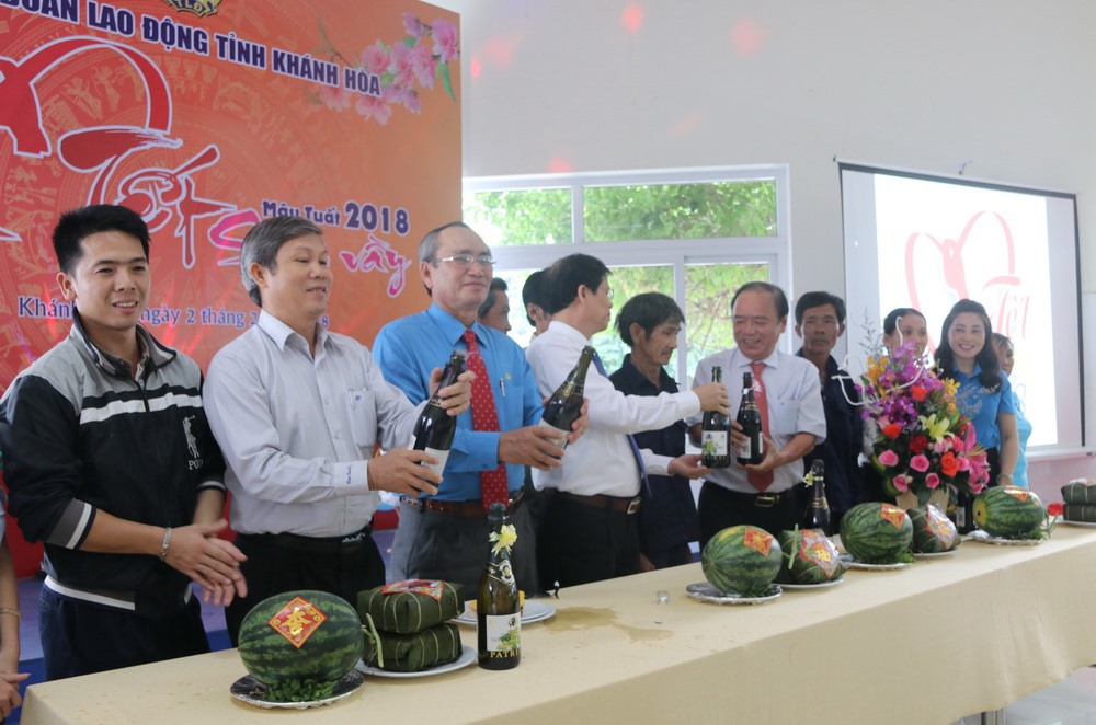 Lãnh đạo tỉnh ủy, LĐLĐ Khánh Hòa và CNLĐ cùng khai mâm cỗ tết sum vầy 2018. Ảnh: P.L