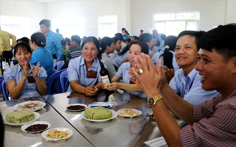 Rất nhiều anh chị em CNLĐ tham dự “tết sum vầy” hôm nay đều khó khăn chồng lên khó khi đón tết xa quê hay đón tết trong căn nhà dở dang sau bão. Ảnh: P. L