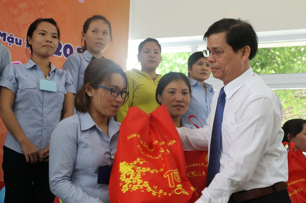 Ông Nguyễn Tấn Tuân, Phó Bí thư thường trực tỉnh ủy Khánh Hòa trao quà tết cho CNLĐ khó khăn. Ảnh: P.L