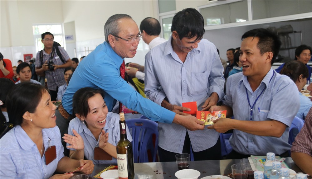 Niềm vui bất ngờ đến với anh chị em công nhân khi nhận được phong bao lỳ xì của lãnh đạo LĐLĐ tỉnh Khánh Hòa tặng. Ảnh: P.L