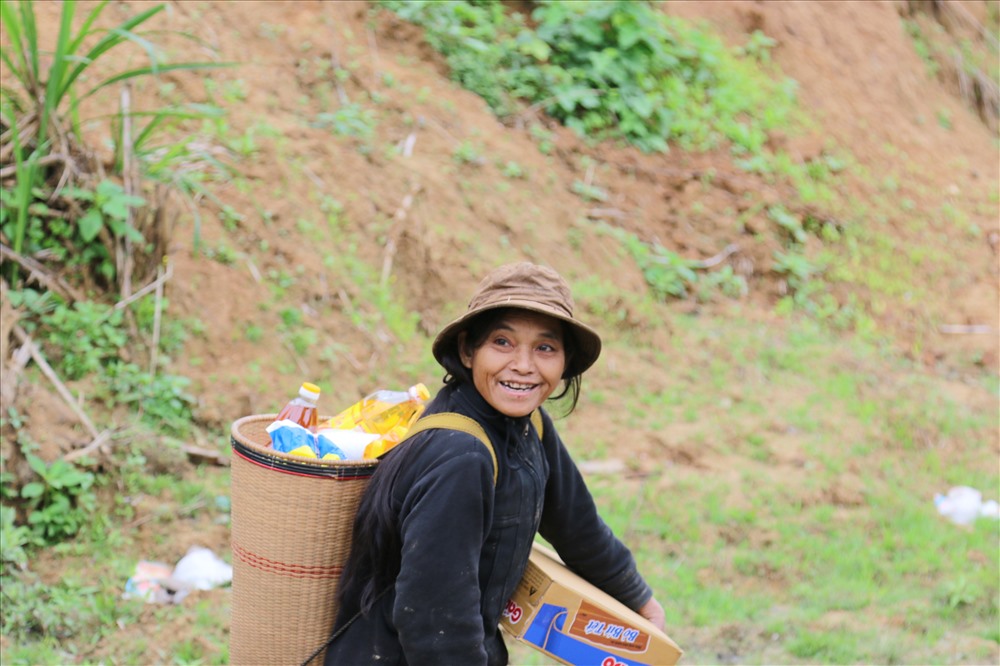 Nụ cười của một người dân sau khi nhận hàng cứu trợ. (ảnh: Bảo Trung)
