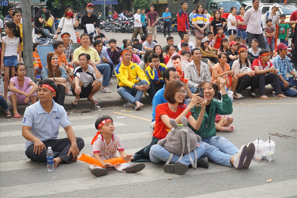 Người dân xem giao lưu với U23 Việt Nam qua màn hình chiếu bên ngoài sân vận động Thống Nhất trên đường Nguyễn Kim