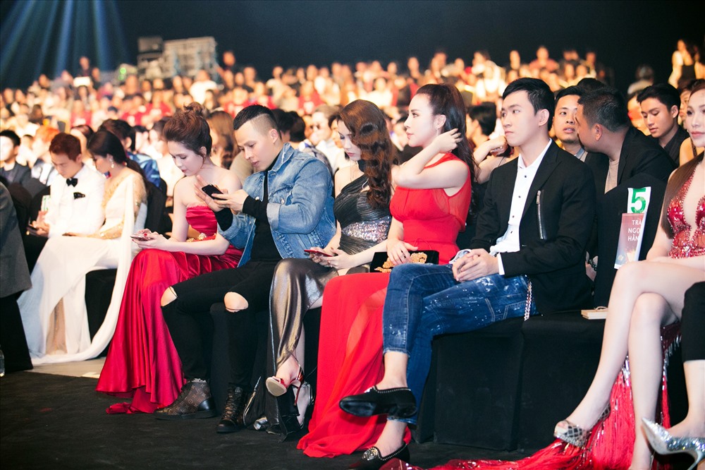 Hoa hậu áo dài Hoàng Dung 'đụng hàng' váy Elie Saab của Taylor Swift photo 3 hoa-hau-ao-dai-hoang-dung-dung-hang-vay-elie-saab-cua-taylor-swift photo 3