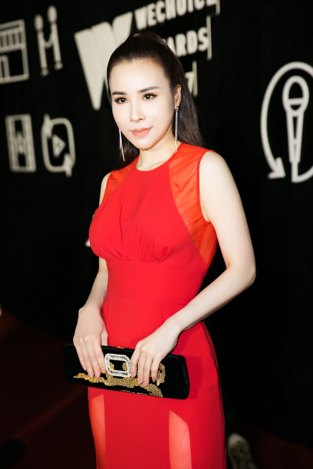 Hoa hậu áo dài Hoàng Dung 'đụng hàng' váy Elie Saab của Taylor Swift photo 5 hoa-hau-ao-dai-hoang-dung-dung-hang-vay-elie-saab-cua-taylor-swift photo 5