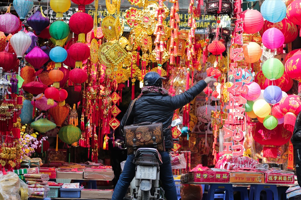 Người dân chọn mua đồ trang trí.