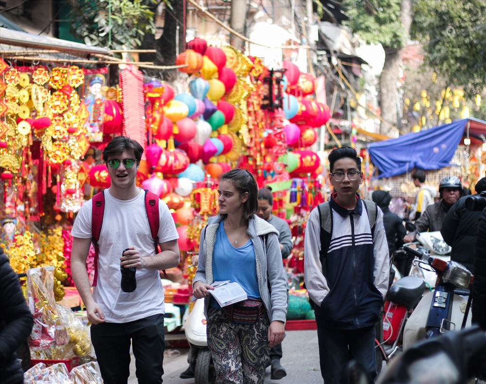 Du khách nước ngoài tham quan Hàng Mã.