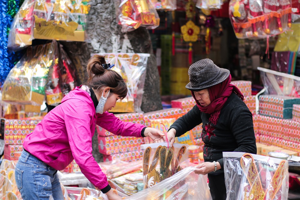 Người dân đi sắm đồ mã sớm.