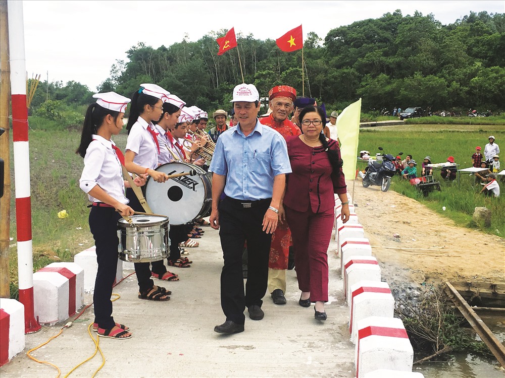 Bà Nguyễn Thị Thu Vân - Chủ tịch LĐLĐ tỉnh Phú Yên cùng lãnh đạo địa phương khánh thành cầu Nhất Trí