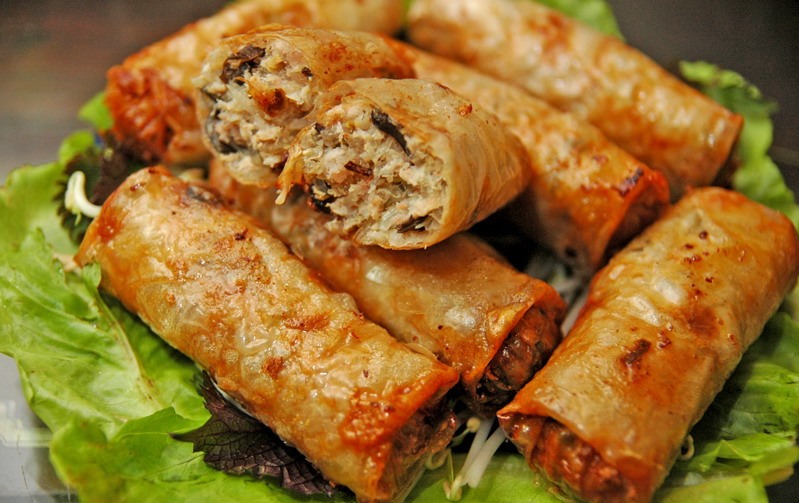 Nem rán: Nem rán hay còn gọi là chả nem được làm bởi nhân thịt, hành, trứng, mộc nhĩ...và cuộn bởi miếng chả rế. Điều đặc biệt của món nem rán là nước chấm nem phải ngon và pha đúng vị. Ảnh: phunutoday