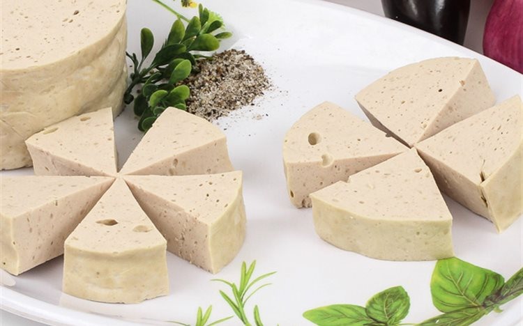 Giò lụa: Giò lụa vốn là món ăn dân dã phổ biến trong bữa ăn hàng ngày, tuy nhiên cũng là món quan trọng trong mâm cỗ cúng ngày lễ Tết. Ảnh: cooky.vn