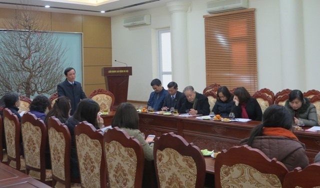 Đồng chí Ngô Văn Tuyến - Ủy viên BCH Tổng LĐLĐVN, Phó Chủ tịch LĐLĐ TP. Hà Nội phát biểu cảm ơn các nhà báo đã tích cực tuyên truyền về phong trào CNVCLĐ và hoạt động CĐ Thủ đô thời gian vừa qua. Ảnh: Xuân Trường