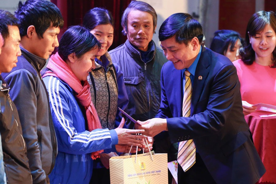 Chủ tịch Tổng LĐLĐVN Bùi Văn Cường trao quà cho NLĐ tại “Tết sum vầy” 2018 tỉnh Hải Dương.