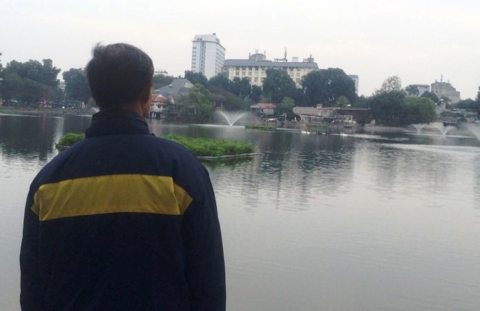 Công nhân trông coi, bảo vệ thiên nga ca ban ngày. Ảnh TV