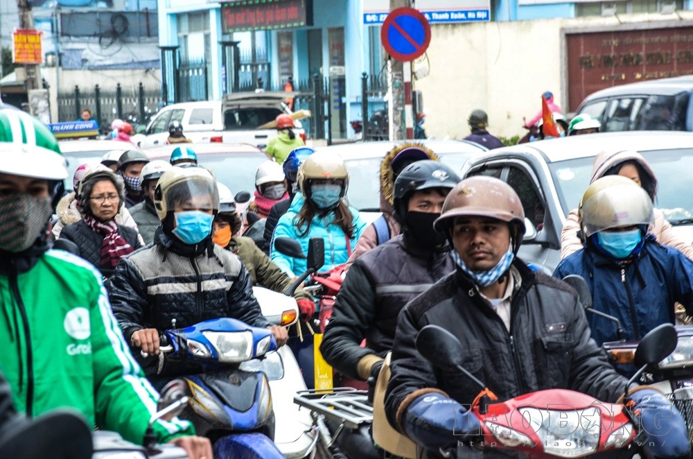 Các phương tiện nối đuôi nhau, nhích từng bước một.