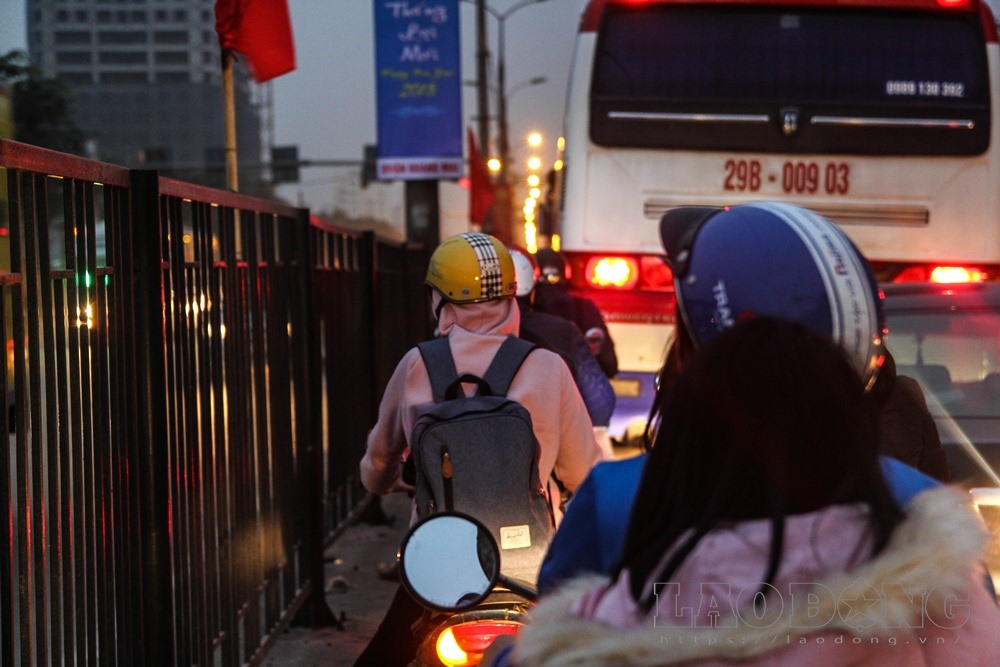 Càng về tối, tình trạng tắc đường ngày càng lớn. Trong ảnh là hàng dài ô tô đứng yên vì tắc đường.