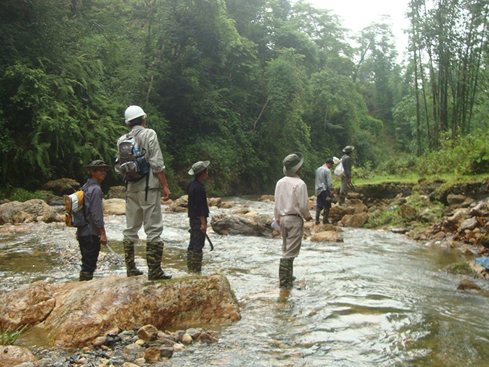 Khảo sát trong rừng, suối Mường Hoa.