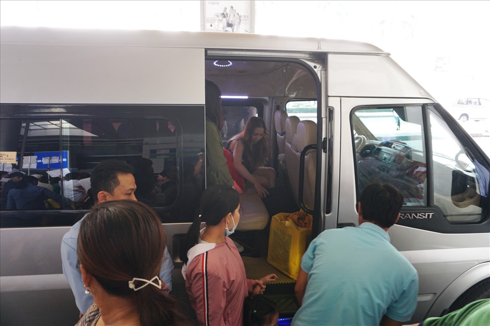Cả gia đình thuê xe đến đón người thân về nước ăn tết. Ảnh: M.Q