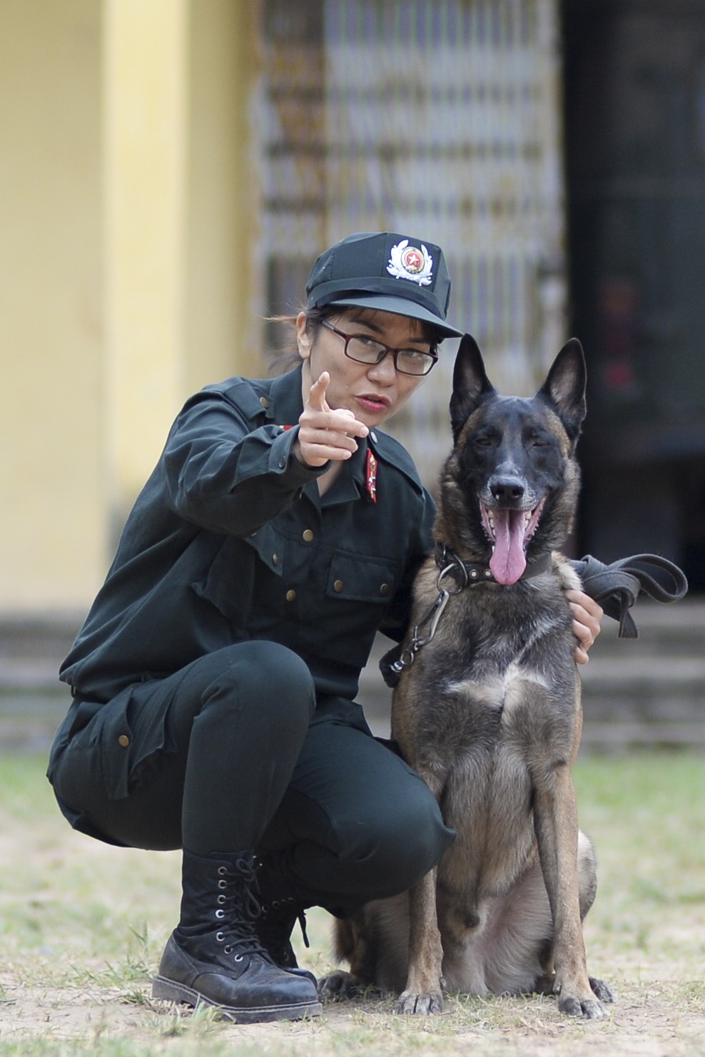Chó là loài duy nhất biết nhìn theo hướng tay người chỉ. Trung uý Hà Thu Trang, nữ chiến sĩ cảnh sát cơ động duy nhất trên cả nước làm nhiệm vụ huấn luyện chó nghiệp vụ và Ben, đồng đội của cô. Tuy sức vóc phụ nữ có phần thiệt thòi khi phải vật lộn với con chó dữ nặng gần 40kg, nhưng đổi lại, lòng kiên trì và tình yêu của Trung uý Hà Thu Trang đã khuất phục được Ben. Chỉ cần xa nữ chủ nhân một ngày thôi, Ben cũng bỏ ăn, ai cho ăn cũng không chịu.