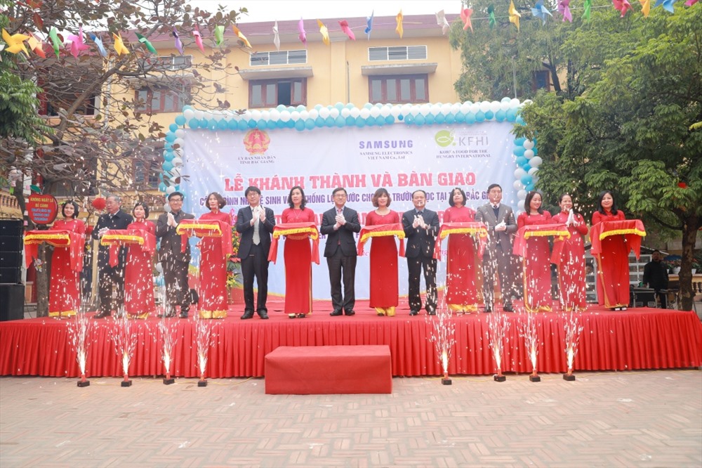 Nghi lễ cắt băng khánh thành và bàn giao.