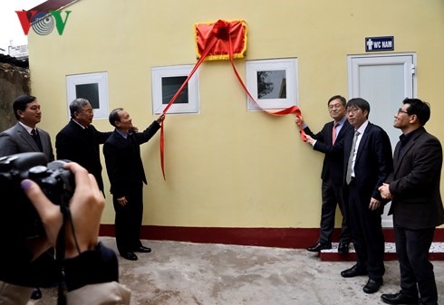Khánh thành nhà vệ sinh tiêu chuẩn.