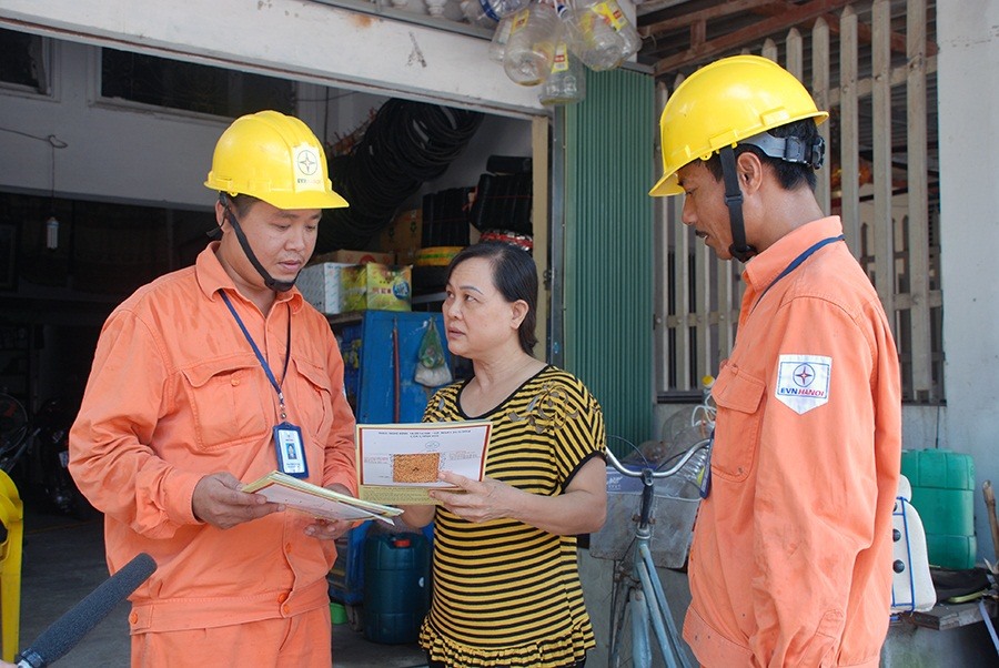 EVN HANOI truyên truyền khách hàng không bắn pháo hoa có dây kim tuyến kim loại, thả đèn trời, đồ chơi đĩa bay gần đường dây và trạm biến áp. Ảnh: HVC