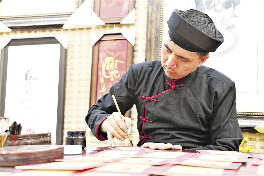 Tết đến, bên cạnh những cành mai, đào thì hình ảnh những phố Ông Đồ được tái hiện tại nhiều địa điểm để người dân thành phố có dịp trở về với những nét văn hóa cổ truyền của dân tộc.