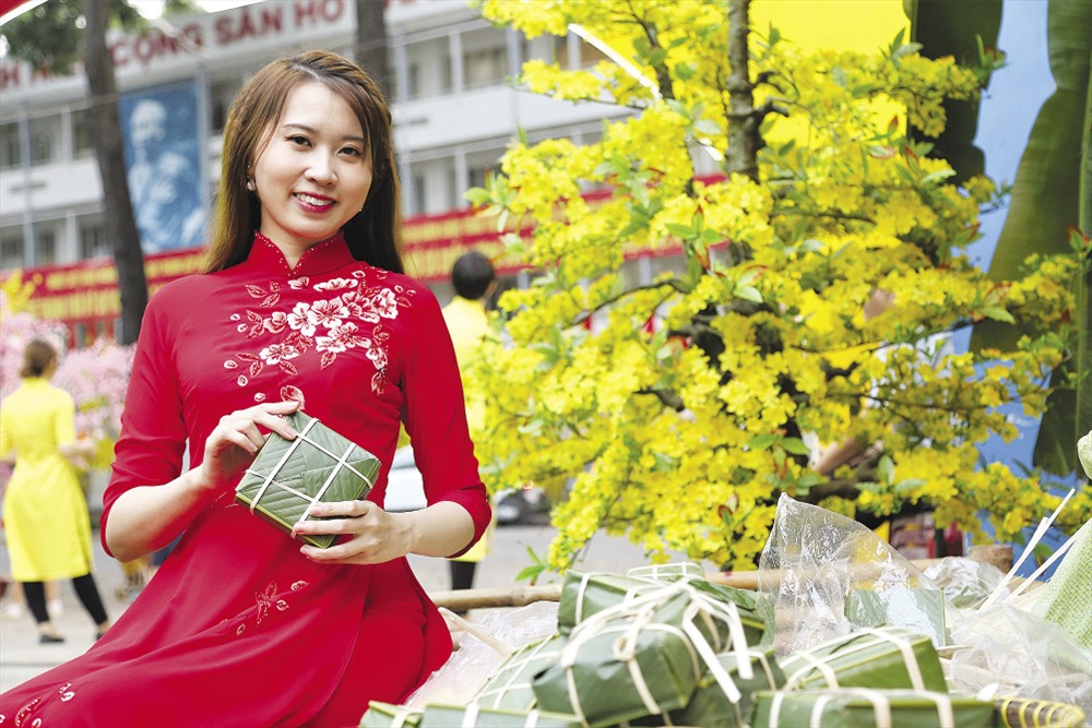 Trong không khí nhộn nhịp, rộn rã của những ngày giáp Tết, nhiều bạn trẻ muốn ghi lại những hình ảnh để giữ làm kỷ niệm hoặc để chia sẻ cho mọi người trong những ngày đầu xuân năm mới sắp đến. Trong ảnh là một bạn trẻ tạo dáng bên bánh chưng xanh như nhắc nhớ về những nét đẹp truyền thống của dân tộc trong những ngày xuân.