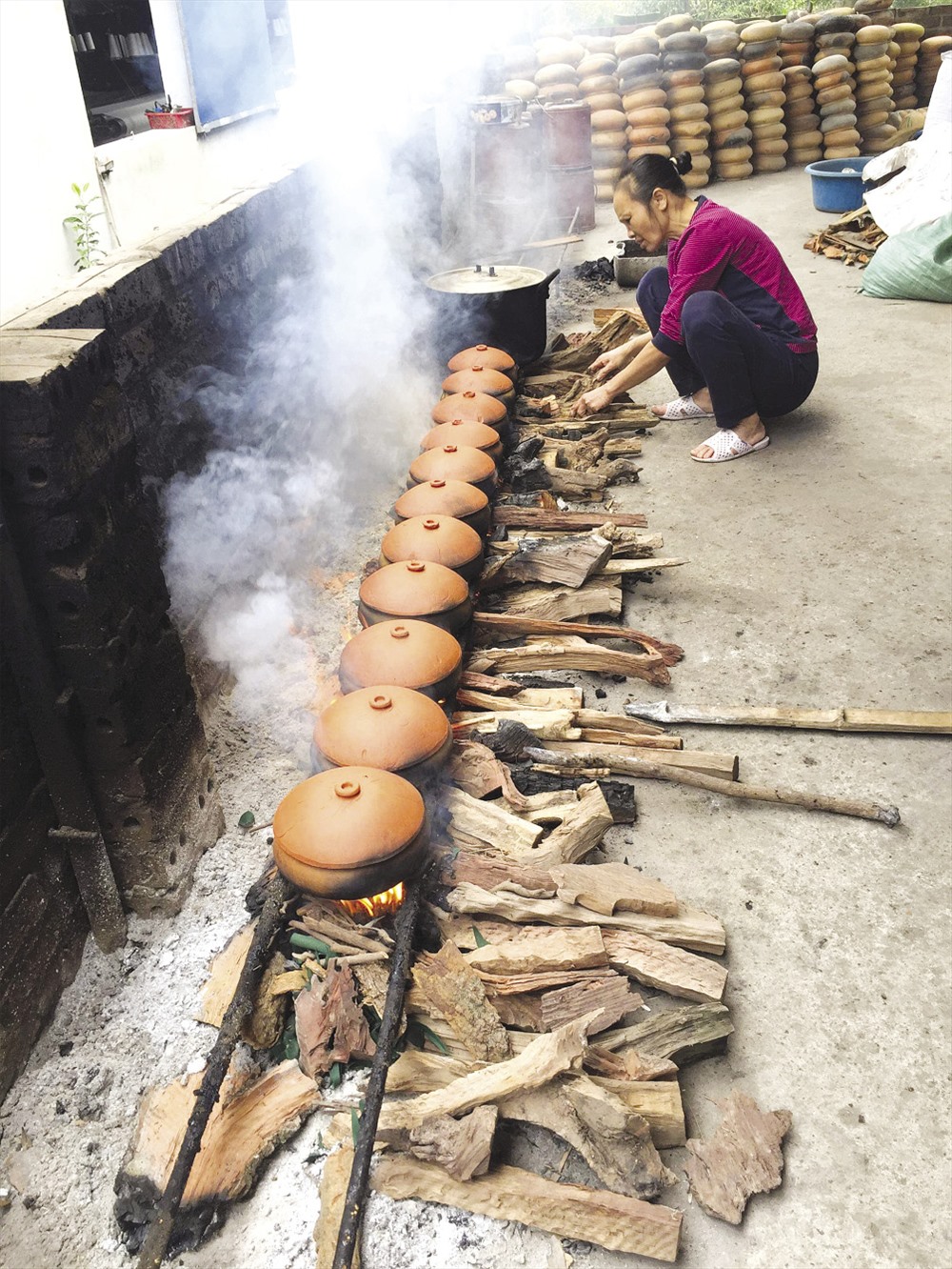Cá kho làng “Vũ Đại” rực lửa đón Tết. Ảnh: Quang Huy