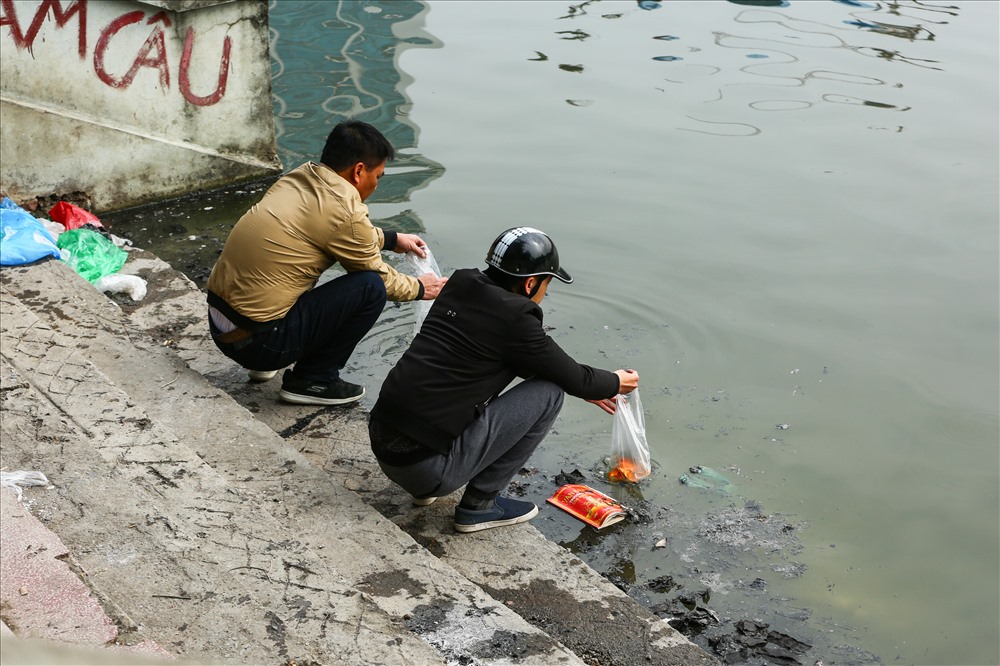 Vào ngày này, các ao, hồ, kênh hay sông là địa điểm được người dân lựa chọn để thả cá.