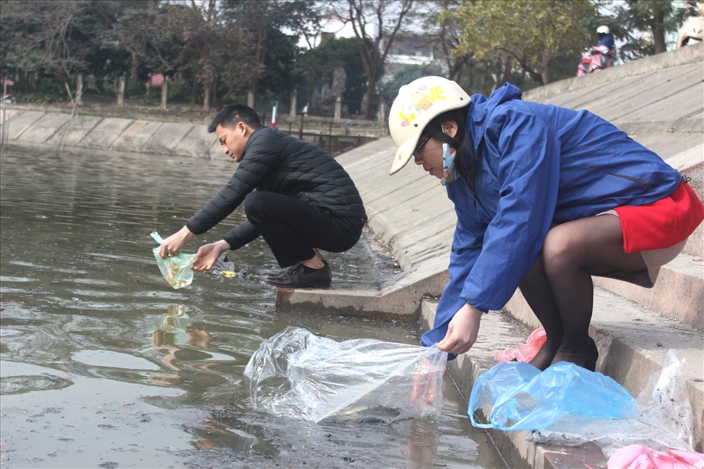 Sau khi thực hiện xong nghi thức cúng, lễ Táo quân, người dân mang cá ra sông, hồ để thả.