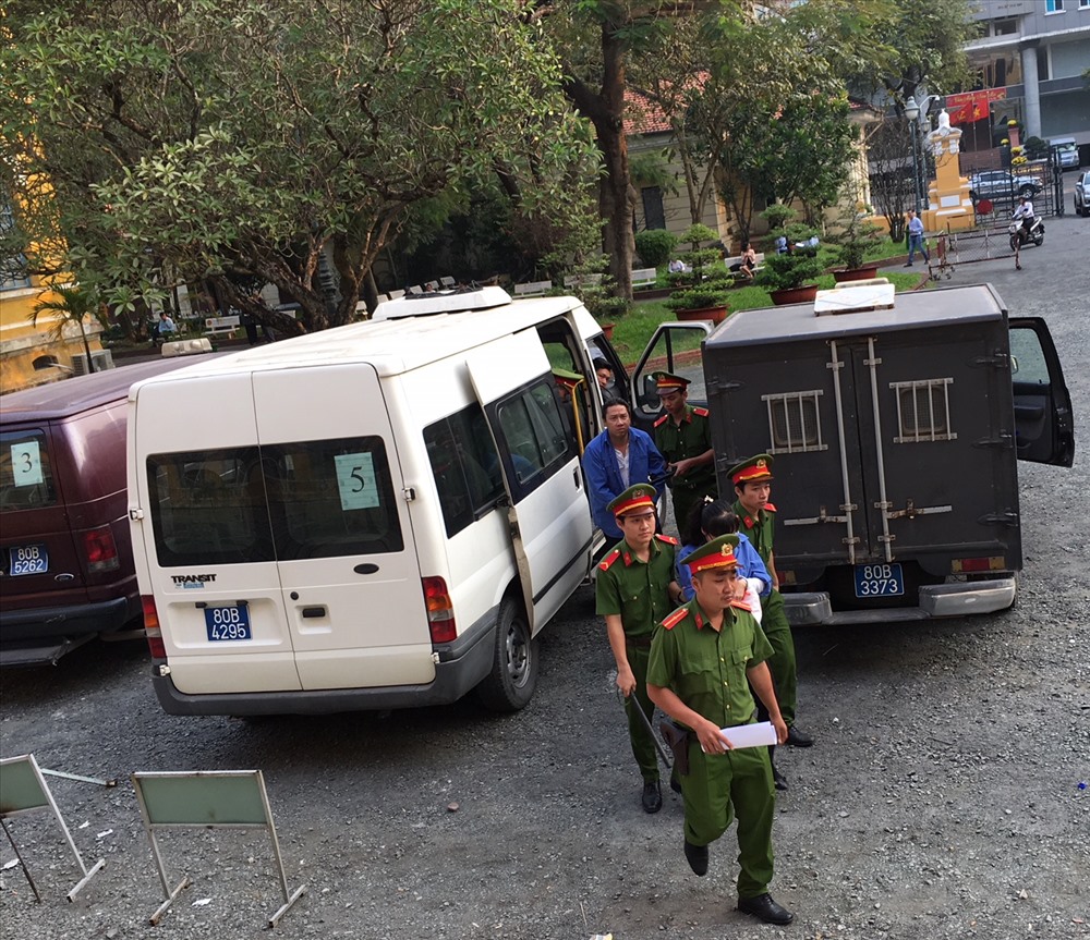 Quang cảnh bên ngoài phiên toà. Ảnh: C.H