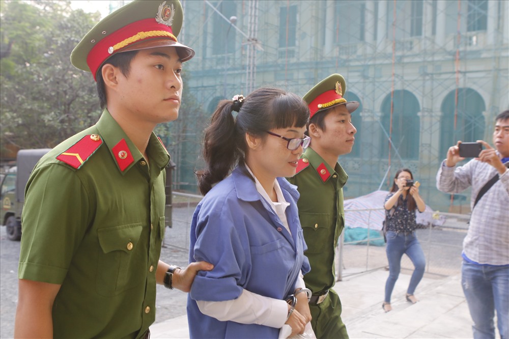 Dẫn giải Huỳnh Thị Huyền Như vào toà. Ảnh: C.H