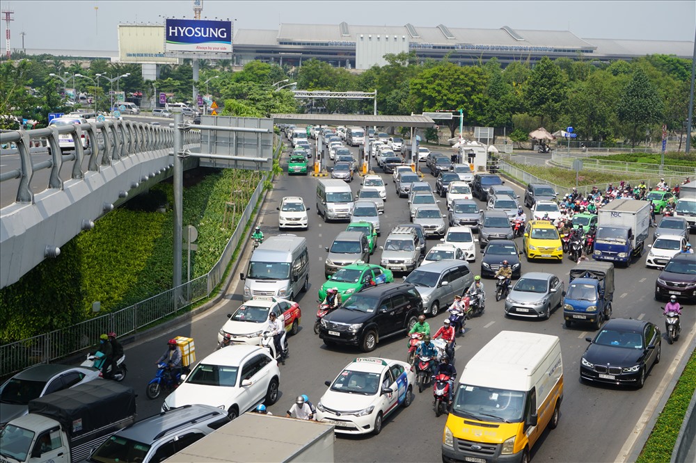 Dòng xe ôtô từ ga quốc tế đổ ra đường Trường Sơn bị ùn tắc kéo dài vào tận trong ga quốc tế.