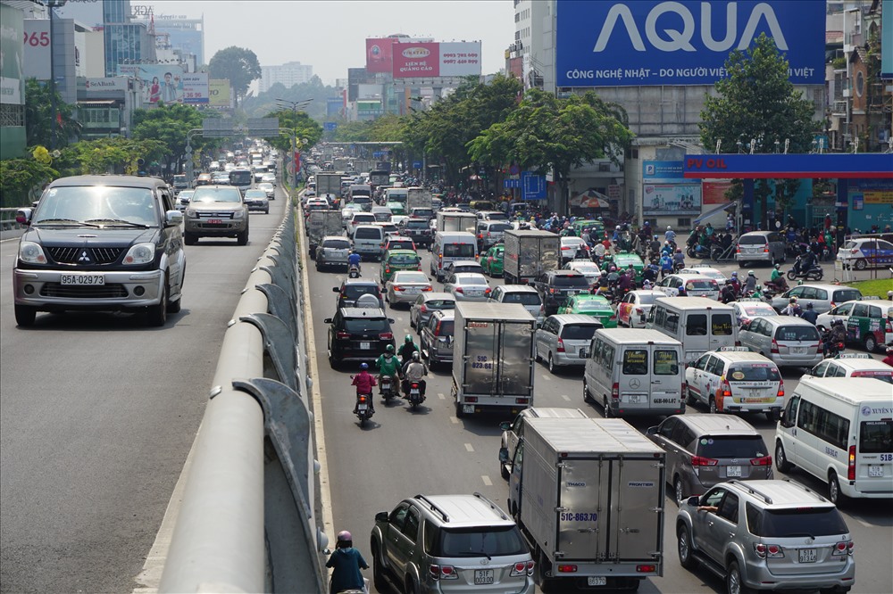 Mặc dù kẹt xe hướng từ sân bay ra nhưng hướng vào sân bay lên cầu vượt lại thông thoáng.