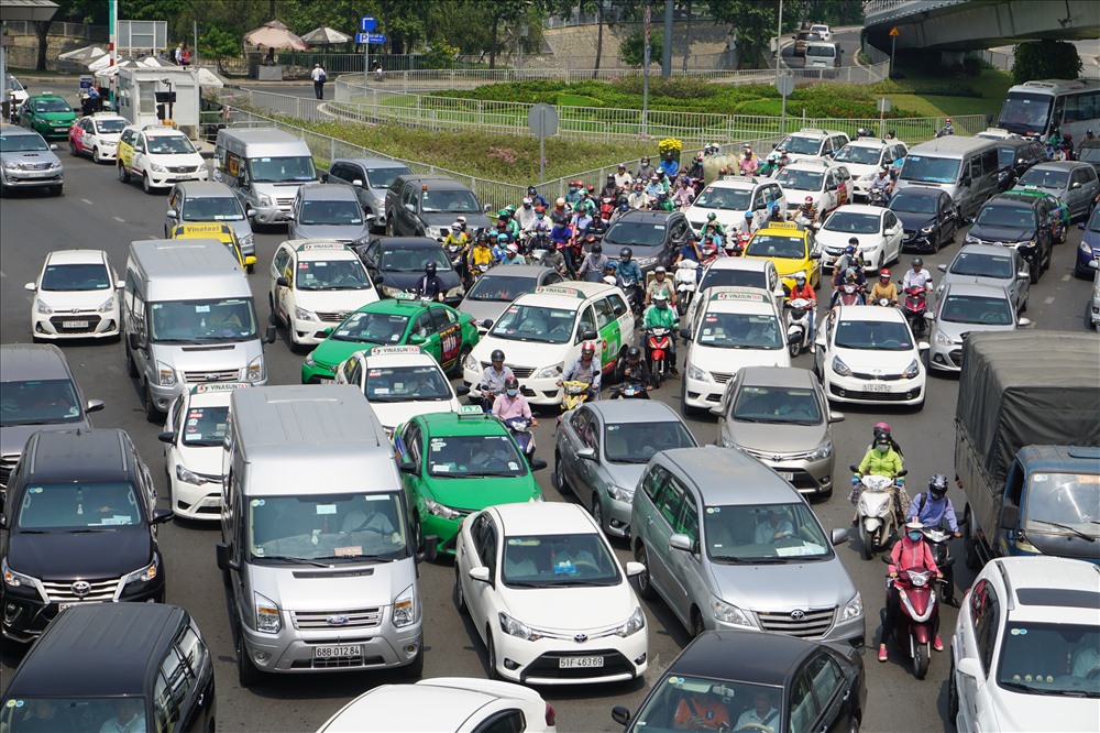 tại nhiều giao lộ với đường Trường Sơn như Hậu Giang, Cửu Long..., các phương tiện khi chuyển làn liên tục gây xung đột với các dòng lưu thông chính, càng khiến tình hình trở nên căng thẳng.